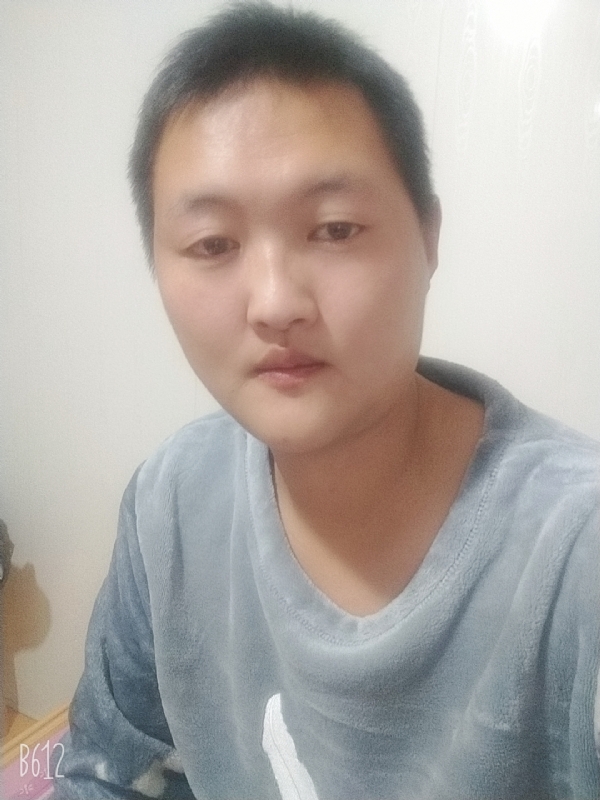 烟圈里透着伤的第一张照片--汕头相亲服务中心