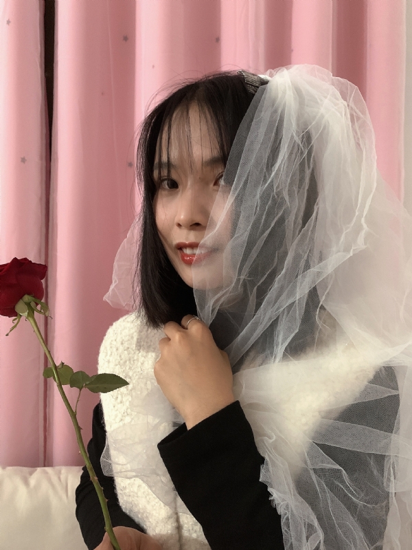 持紫菜包饭的女孩的第一张照片--汕头相亲服务中心